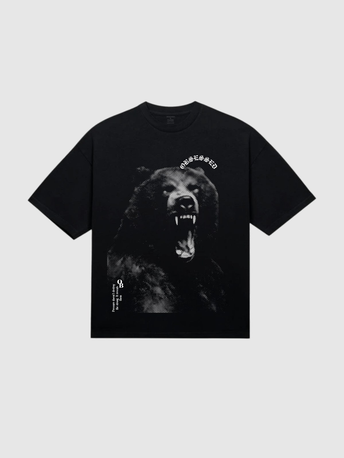 Camiseta Bear preta, frente: urso rugindo em retícula com lettering Obsessed